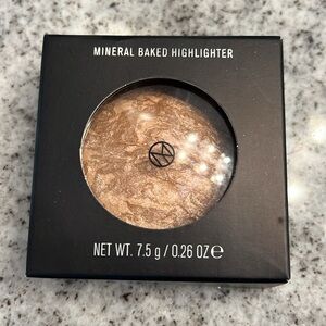 IL MAKAIGE mineral Baked highlighter